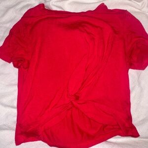 Red basic cropped t with knot